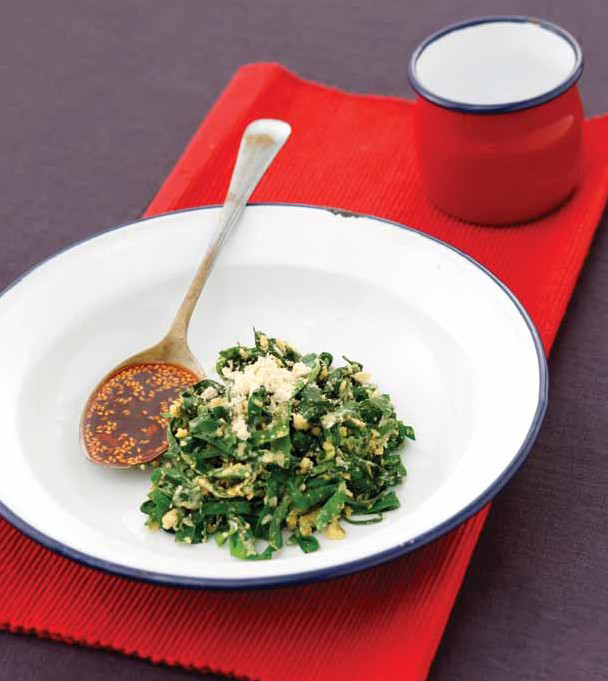 Buchu Konggaru Jjim (Steamed Korean Chives with Soybean Flour)