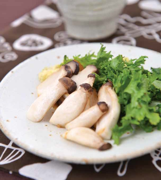 Beoseot Gui wa Dubu Tartare Sauce (Grilled King Oyster Mushrooms with Soft Tofu Tartare Sauce)